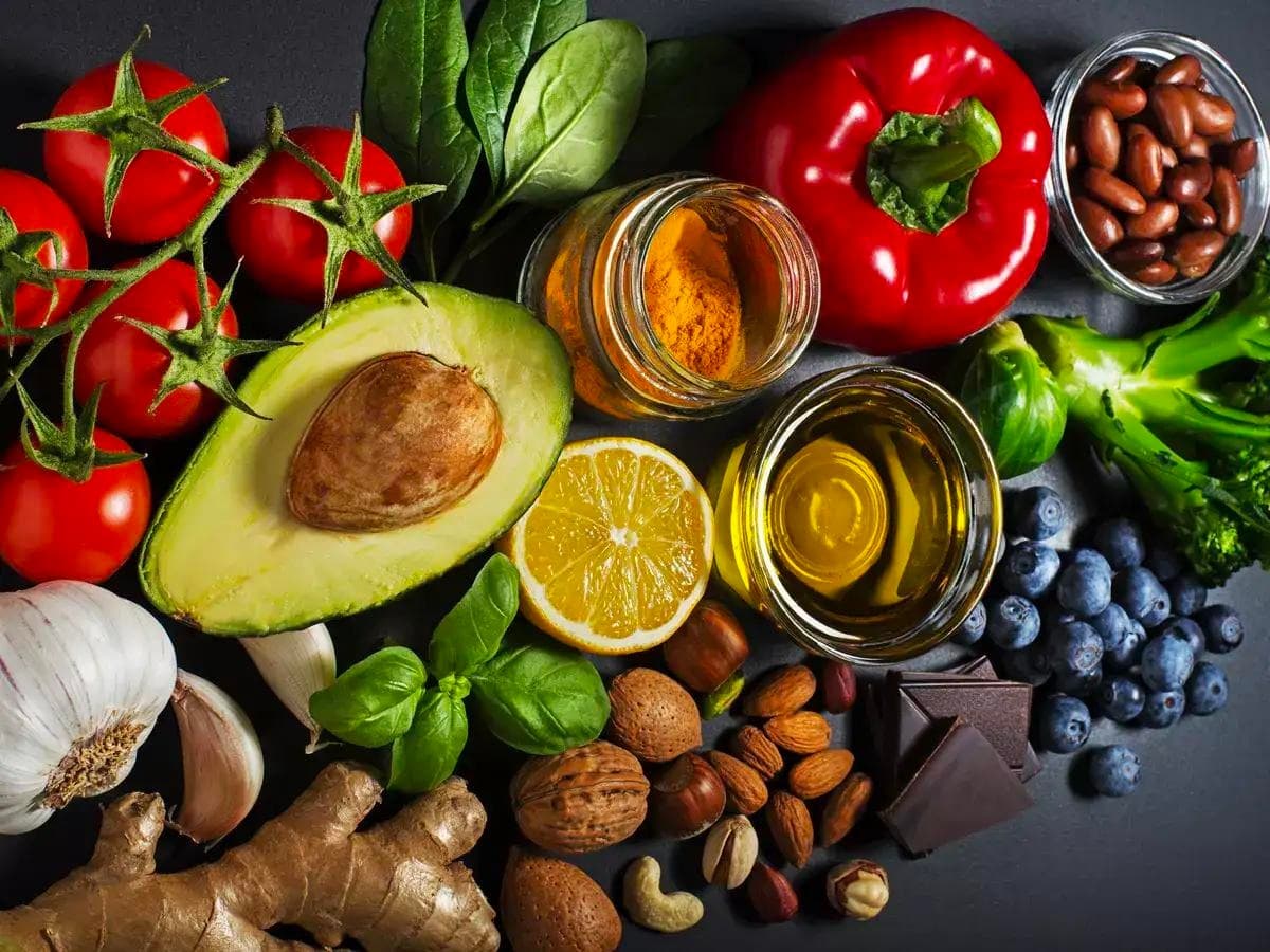 Alimenti funzionali: avocado, verdure, frutta secca, mirtilli e olio d'oliva
